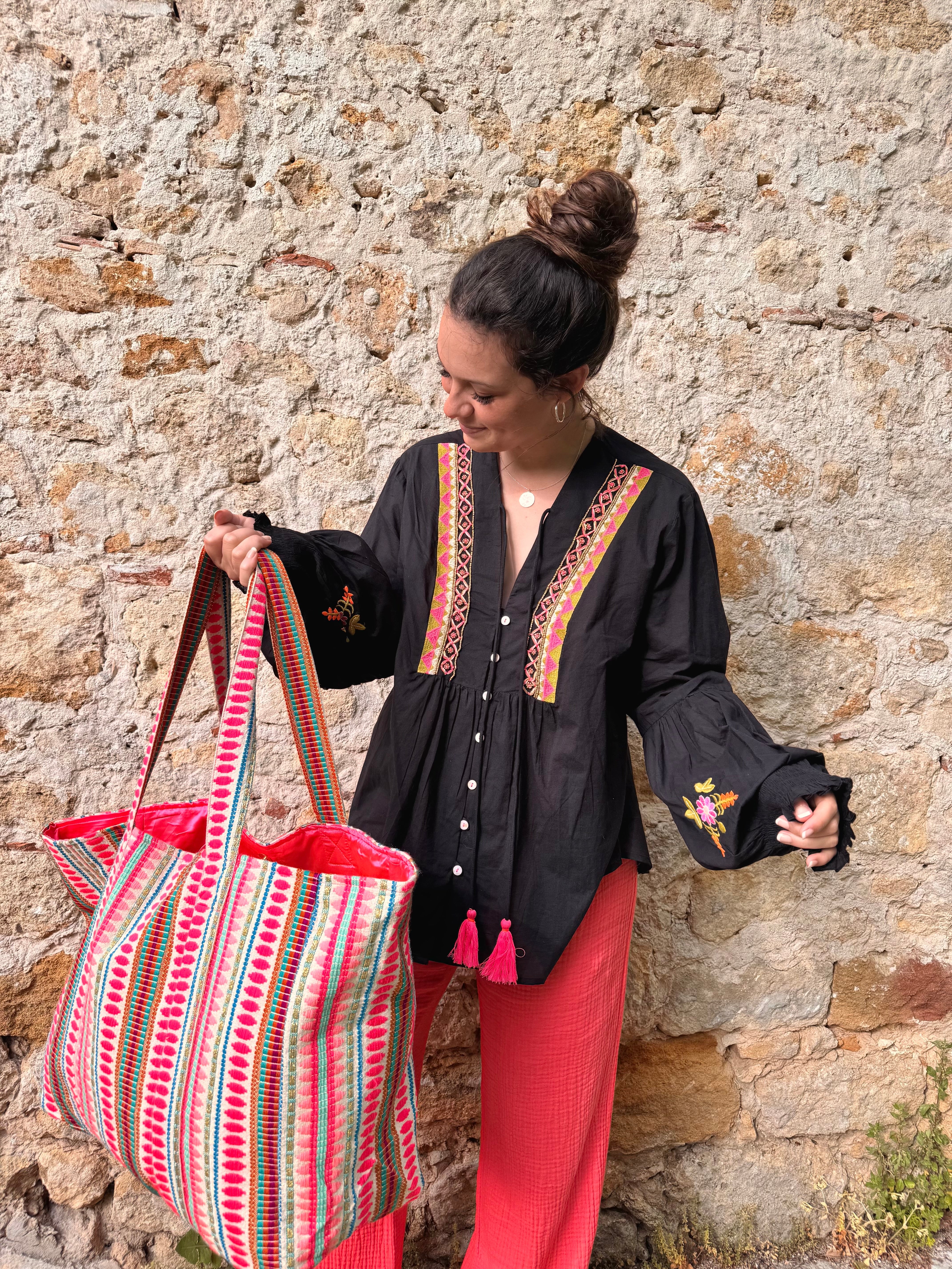 BLOUSE BOHÈME NOIR POMPONS