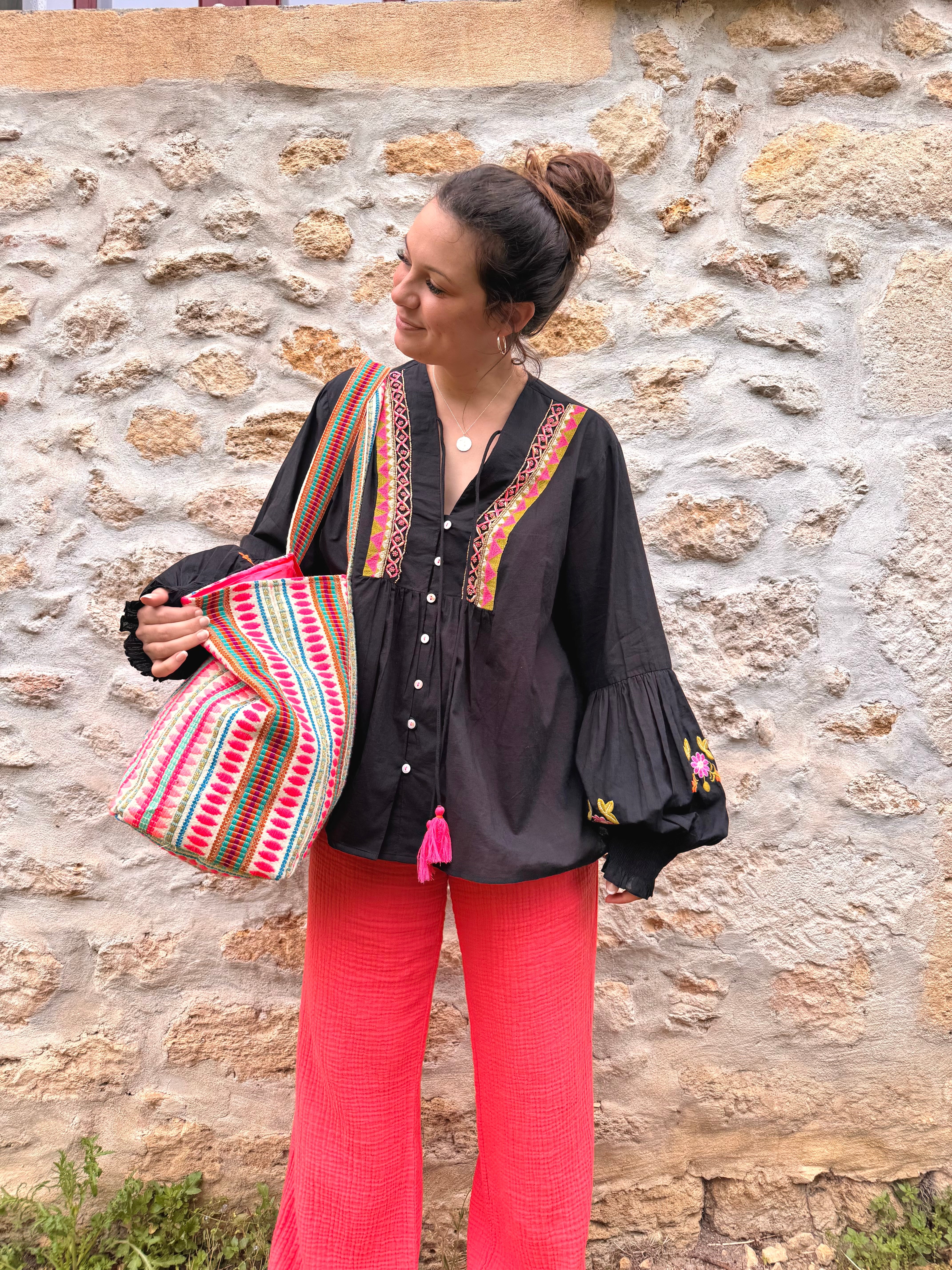 BLOUSE BOHÈME NOIR POMPONS
