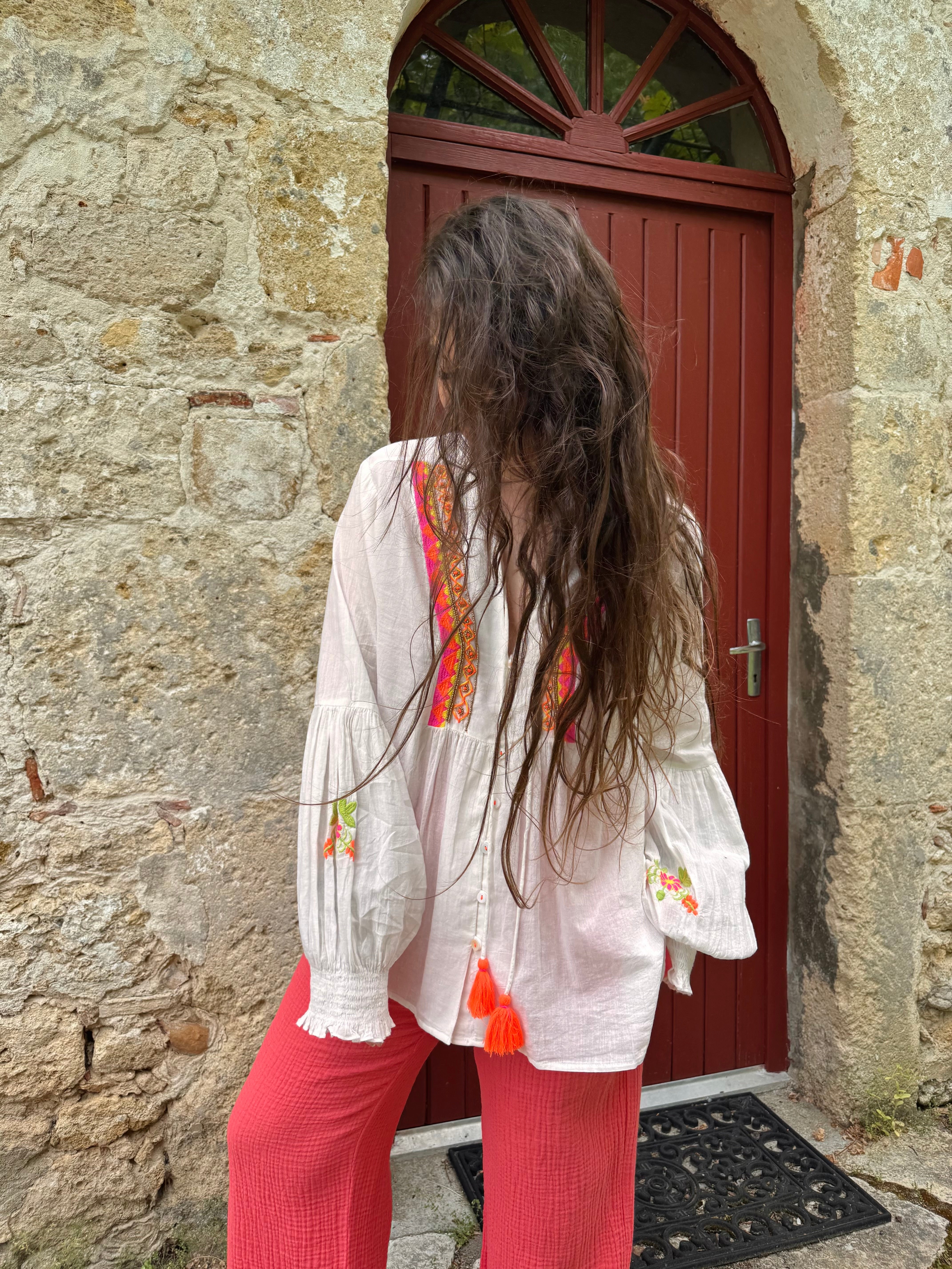 BLOUSE BOHÈME BLANCHE POMPONS