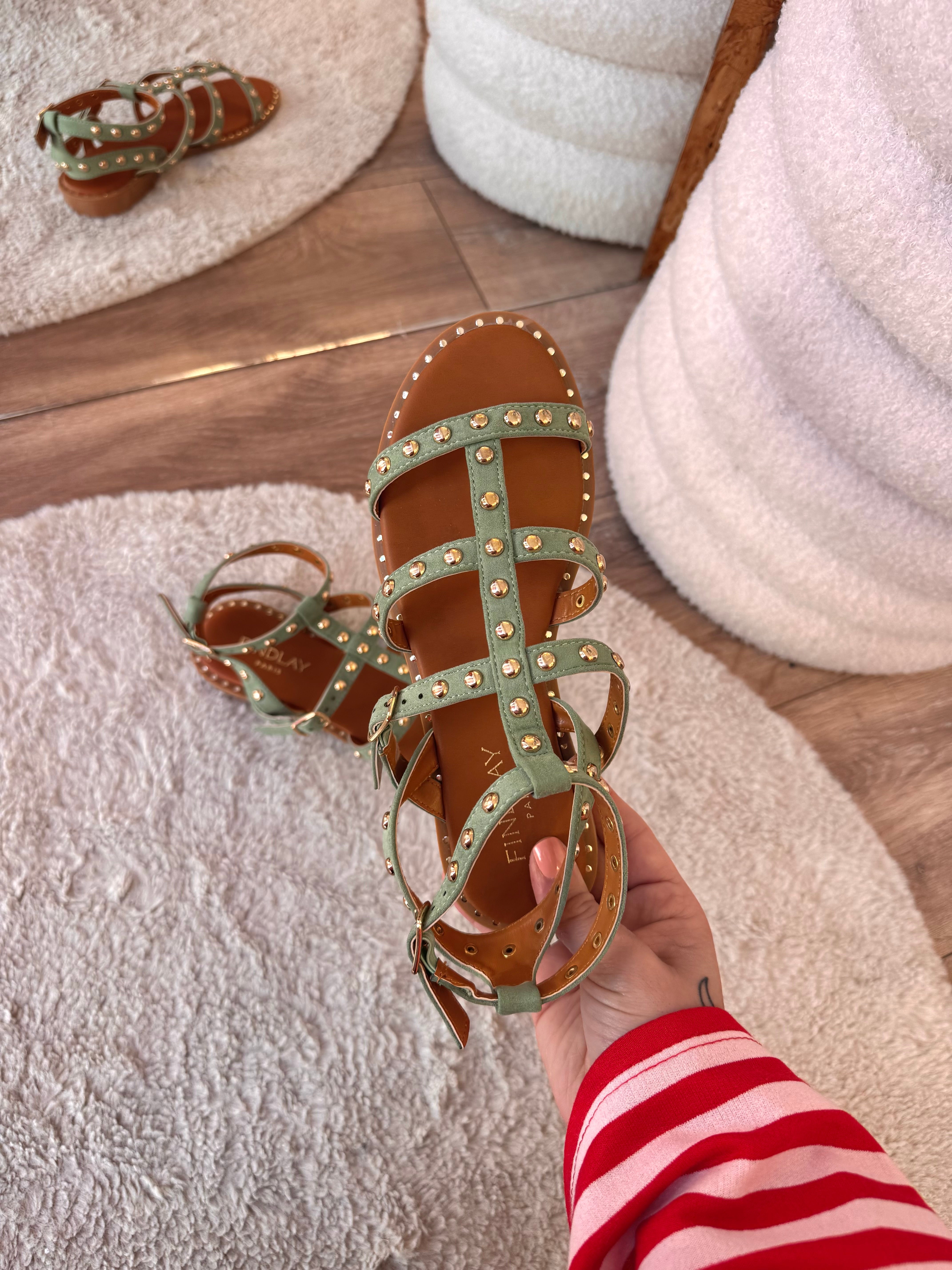 NU-PIEDS CLOUTÉS VERT D’EAU