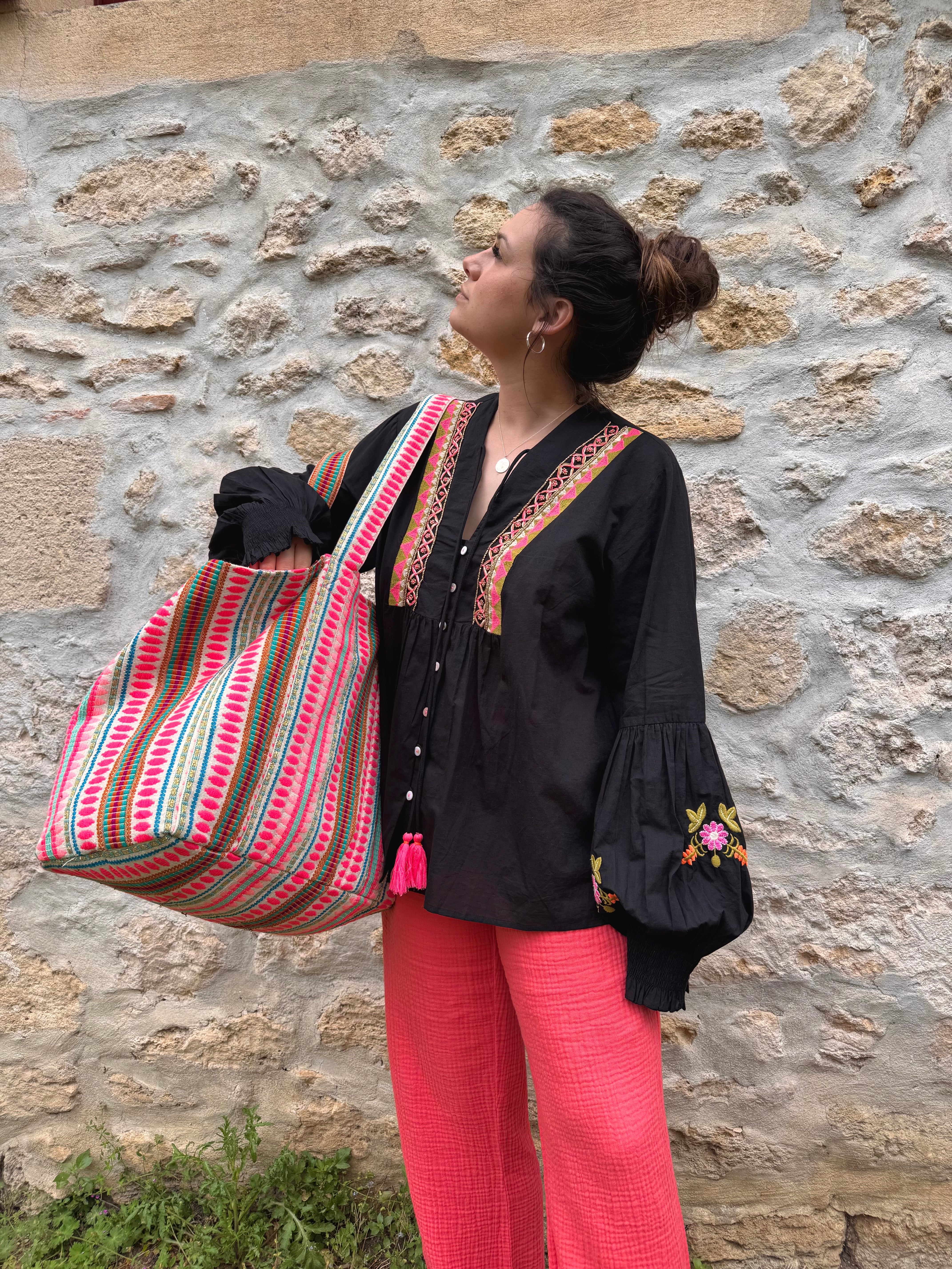 BLOUSE BOHÈME NOIR POMPONS