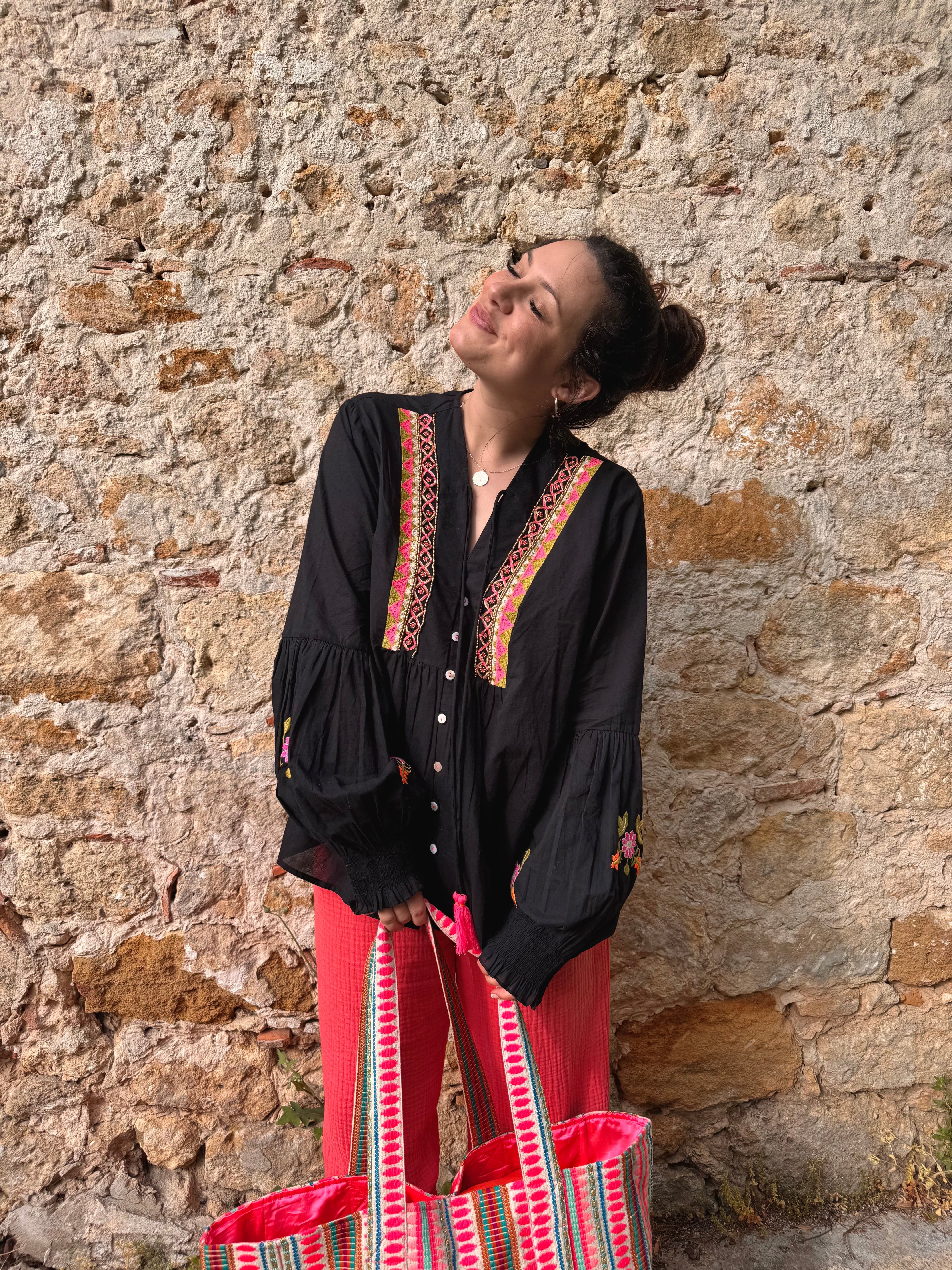 BLOUSE BOHÈME NOIR POMPONS