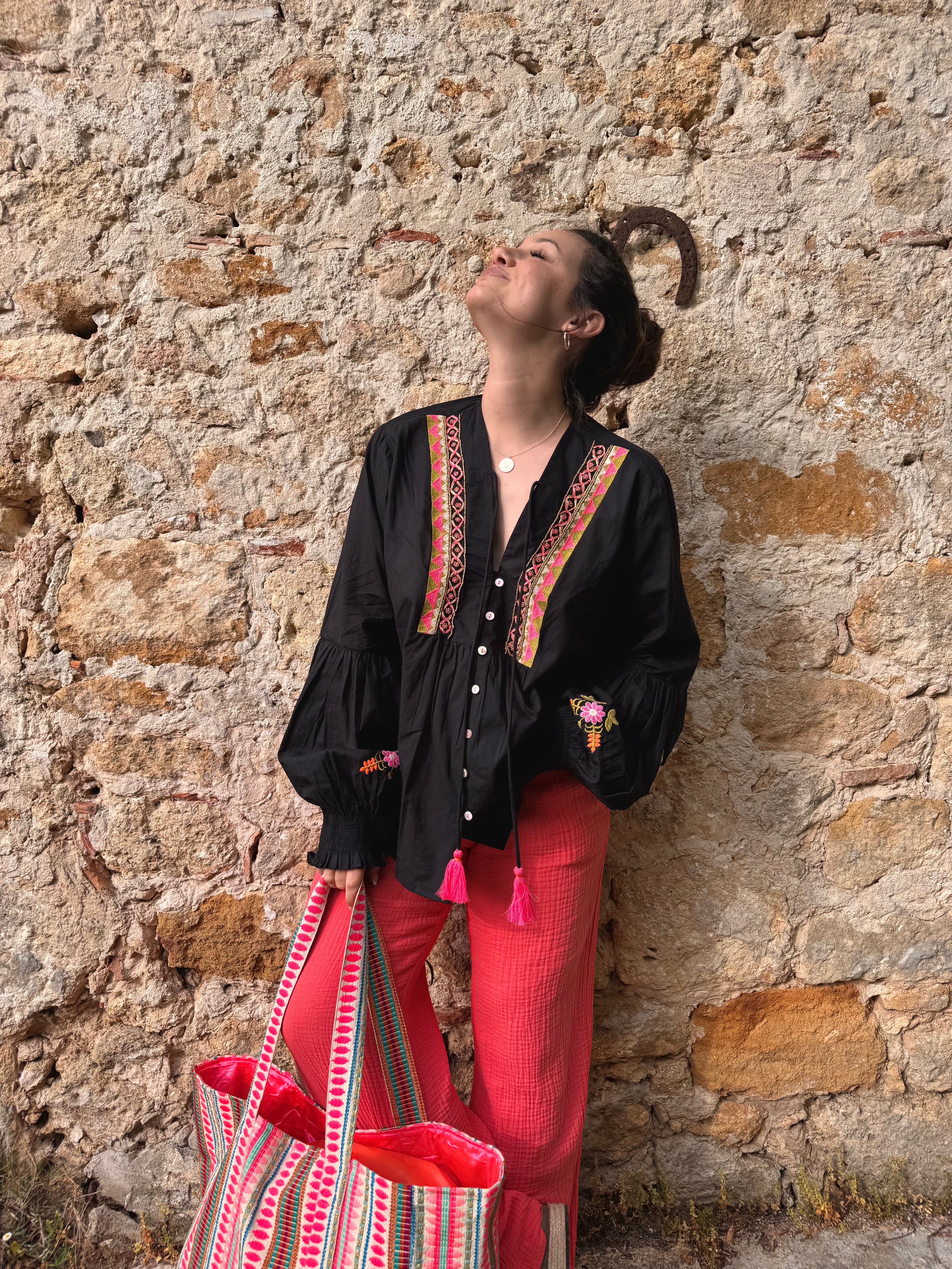BLOUSE BOHÈME NOIR POMPONS