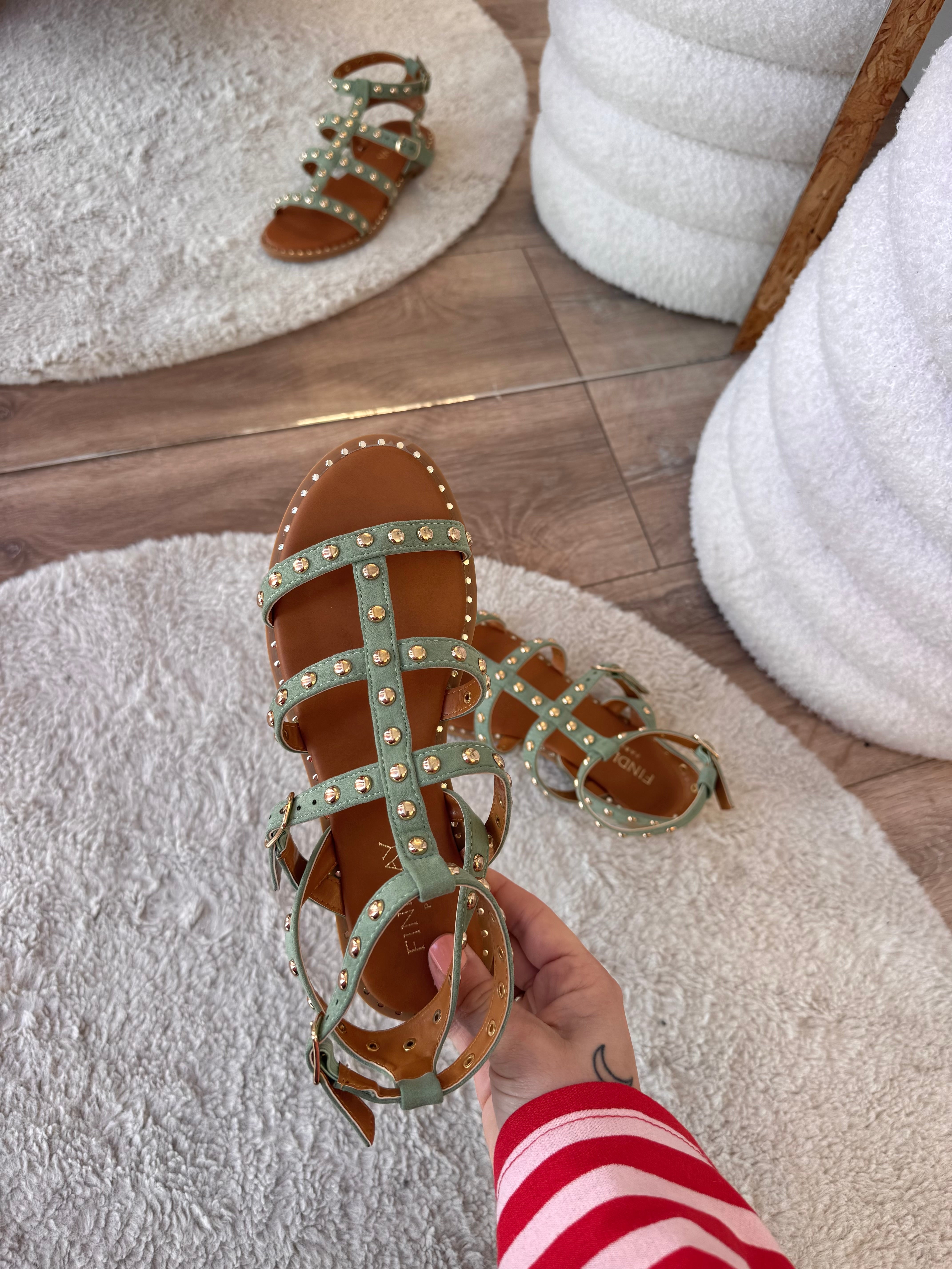 NU-PIEDS CLOUTÉS VERT D’EAU